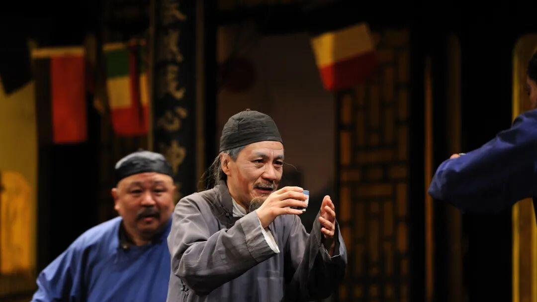 老舍《茶馆》12句戳人台词，放今天依然扎心