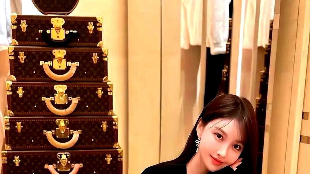 黄晓明二胎得女宠溺升级



黄晓明喜得二胎女儿，这奶爸当得，真是亲力亲为！西装