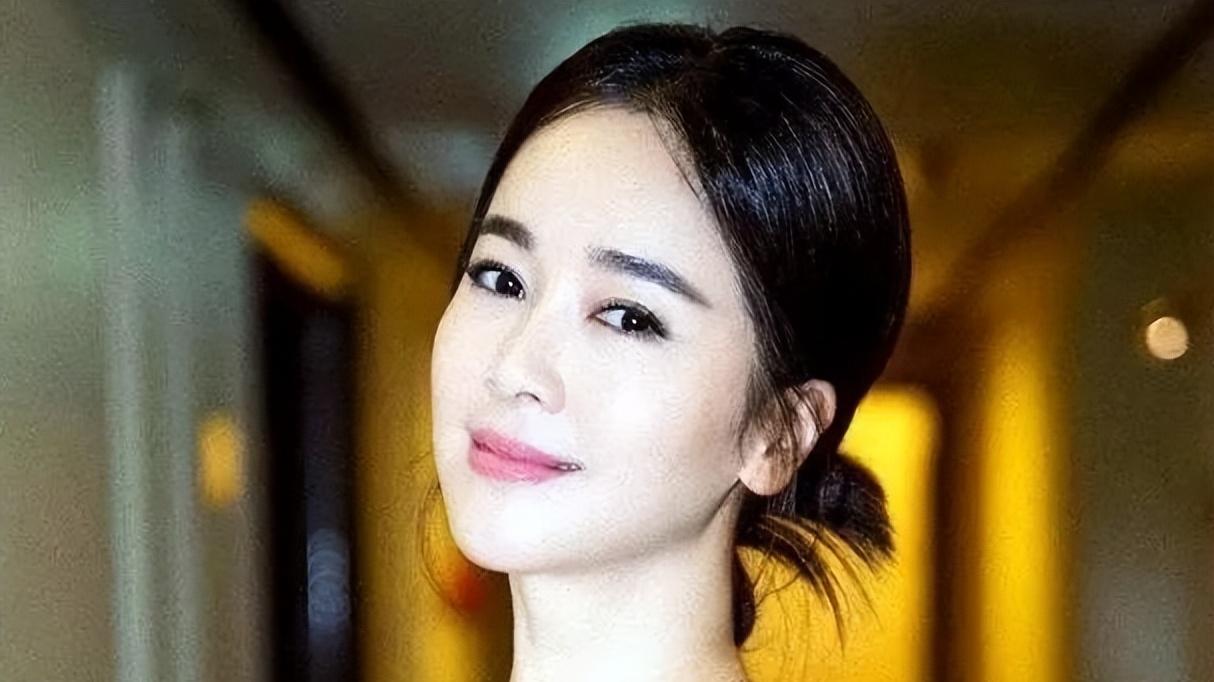 她是陈道明唯一的绯闻女友，被誉为中国式完美女人，到底有多惊艳