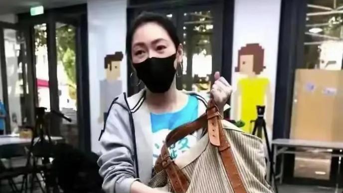 小S女儿疑用大S遗物，天价包包一模一样，此前曾否认拍卖大S珠宝