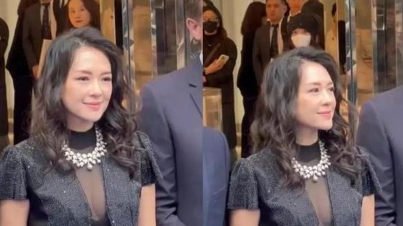 章子怡素颜开会状态好，戴鸽子蛋用三折叠