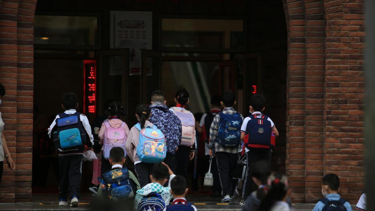 《农村往事》进城农民子女的学籍困局，父母的奔忙填不满教育鸿沟
