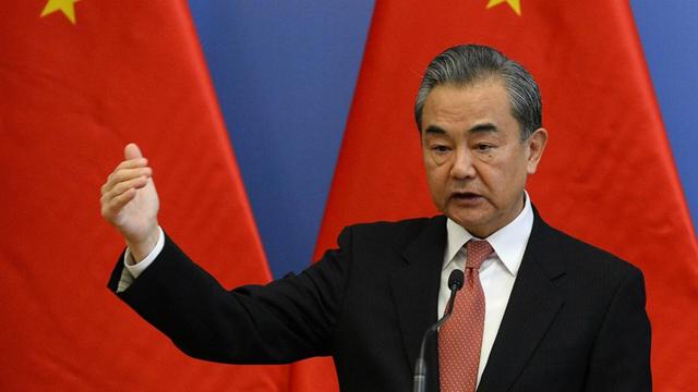 国挺华发声，王毅外长点名日本，别忘历史重蹈覆辙