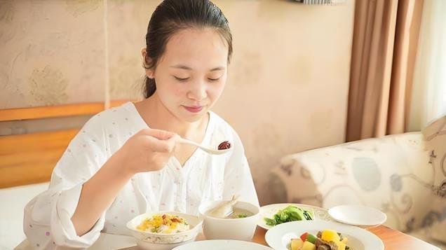 媳妇坐月子发现怀孕，婆婆怒打儿子，得知真相后嚎啕大哭