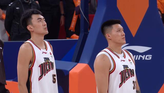 逆转小胜，上海男篮缺少磨合，张镇麟10分下半场爆发 双外援38+16