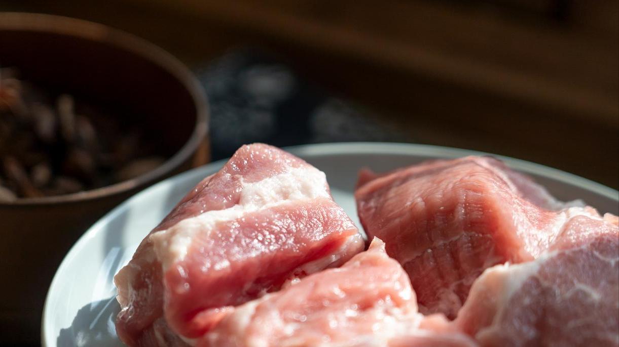 如何挑选新鲜肉类？记住这3个“看、摸、闻”技巧，避坑又安心