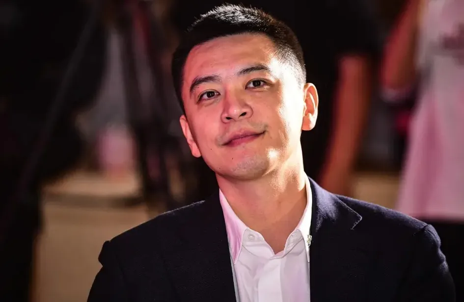 郭艾伦手术后第三次发声！贺天举回应，杜锋去医院看望，杨鸣祝福