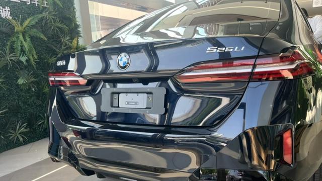 32 万落地值不值？上海车主显摆新提的25 款宝马 525LI 运动耀夜版！