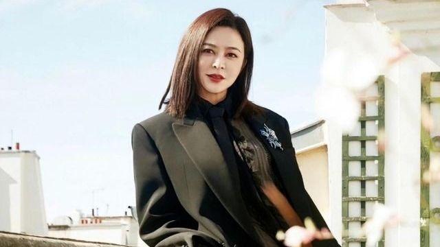 网友偶遇女星关之琳，63岁发量浓密皮肤紧致，背影看着好似少女