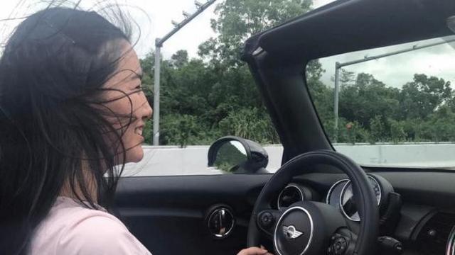 翟欣欣比想象的还要过分，父亲在客厅，还邀请别的男子来自己卧室