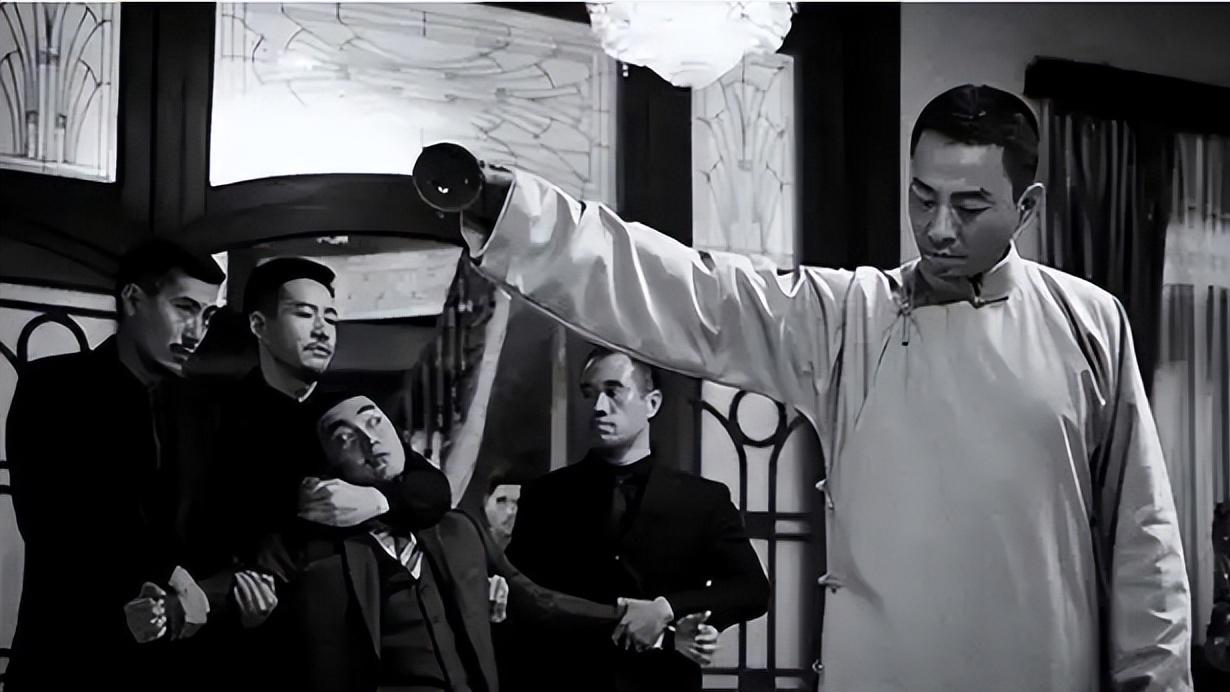 舅舅是蒋介石，1936年他踩了警察局长小老婆脚，局长打他三耳光