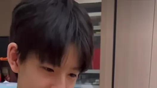 董洁晒厨艺，儿子顶顶出镜，已是青春期少年，样貌巨像父亲潘粤明