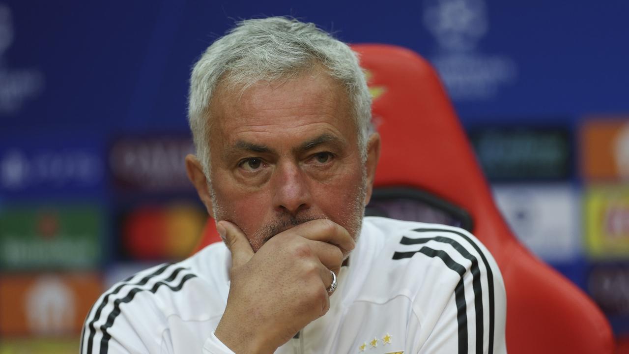 4-0, 62岁穆帅发威：率队14轮不败+逼近葡超前二，帕夫利季斯戴帽