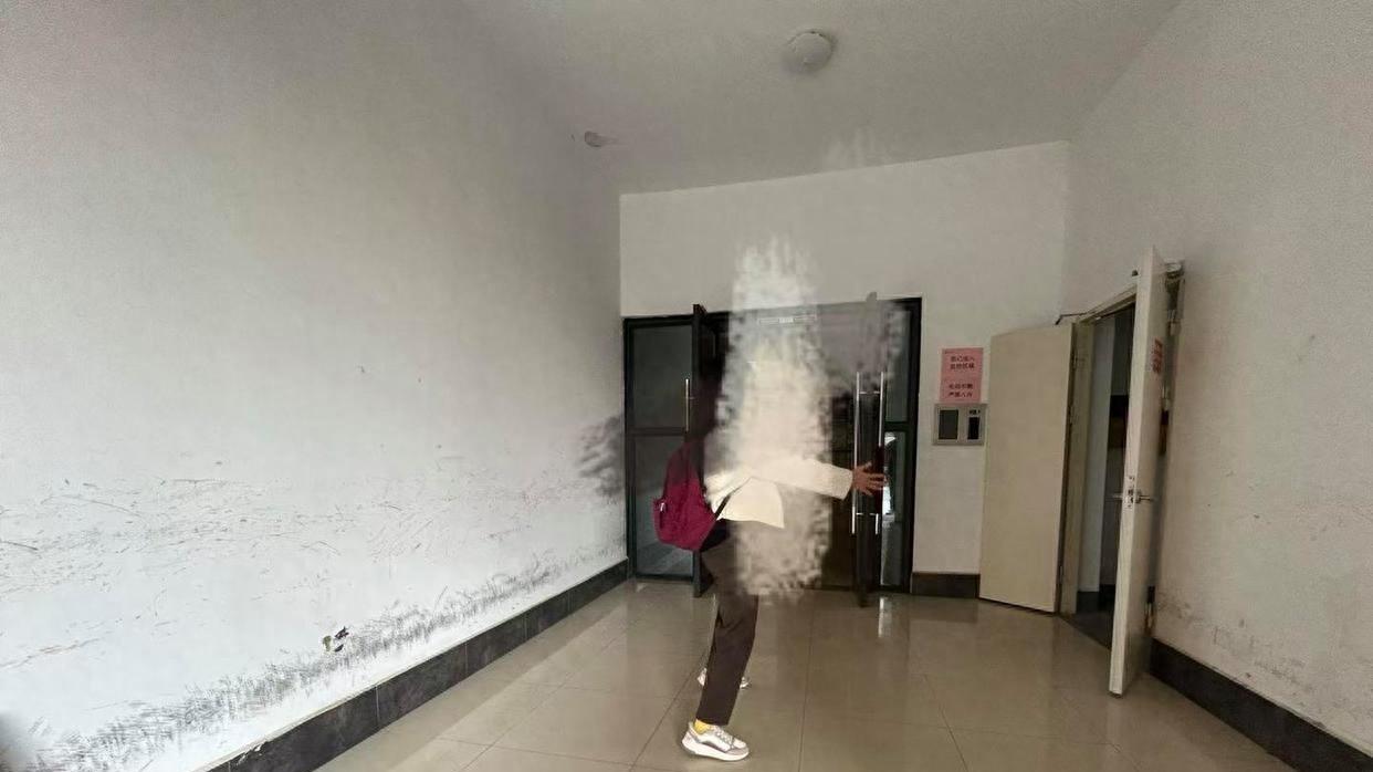 3岁男童疑因单元楼下停放的送货三轮撞后身亡 车主方否认“车没熄火”，男童家属质疑管理缺位