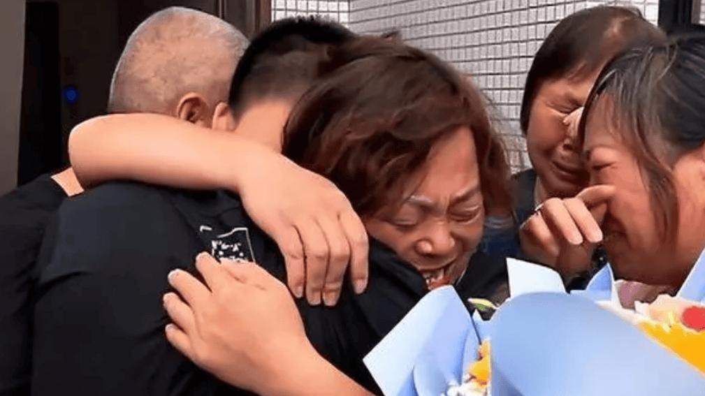 湖南小孩被拐，30年后找到家，养父母对自己不好，想妈妈想家