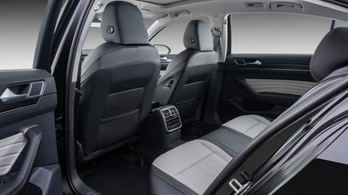 迈腾3000万辆甄选款，轴距2871毫米空间优越。