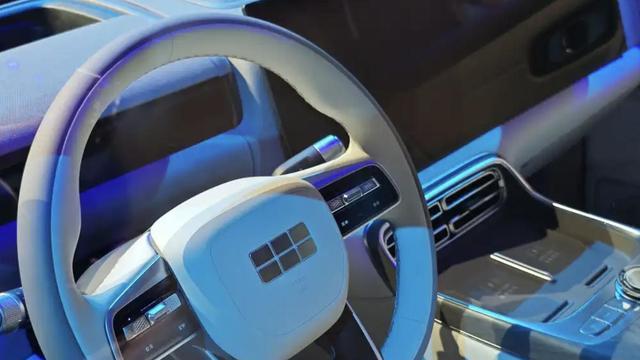 吉利旗舰级SUV来了，车长5230mm，6座布局，标配千里浩瀚驾驶辅助