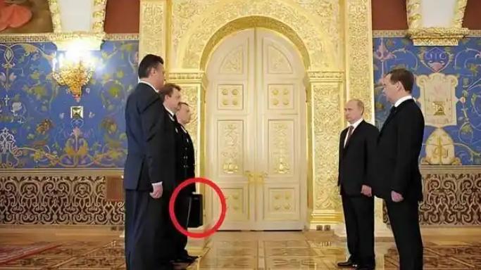 俄罗斯总统出门，总带个“黑色手提箱”，里面真的是核弹按钮？