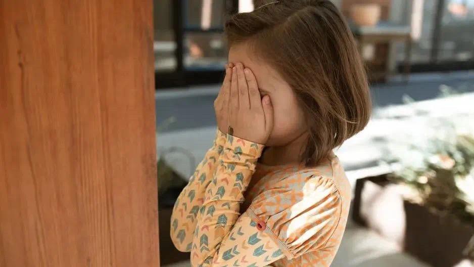 为什么吼完孩子，孩子转眼就忘？不是他不记仇，而是......