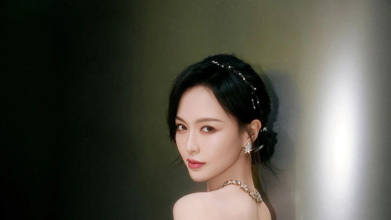 40+的唐嫣好松弛！穿抹胸露背长裙大秀曲线，这才是成熟女人的美