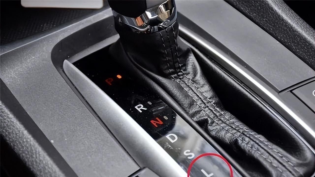 D挡切L挡需踩刹车吗？老司机揭秘真相，车主：早知就不犯错了！