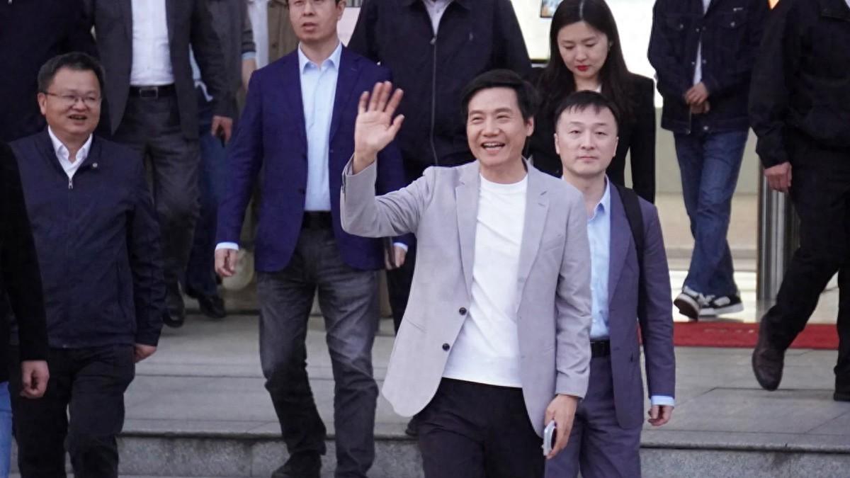 雷军回武大看樱花，惹得学弟嗷嗷叫，给学弟颁奖自己先忍不住笑场