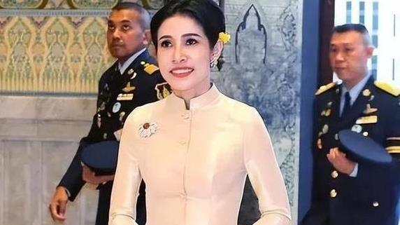 泰国王室宫斗升级！苏提达与新宠欧拉弄争宠，战况激烈