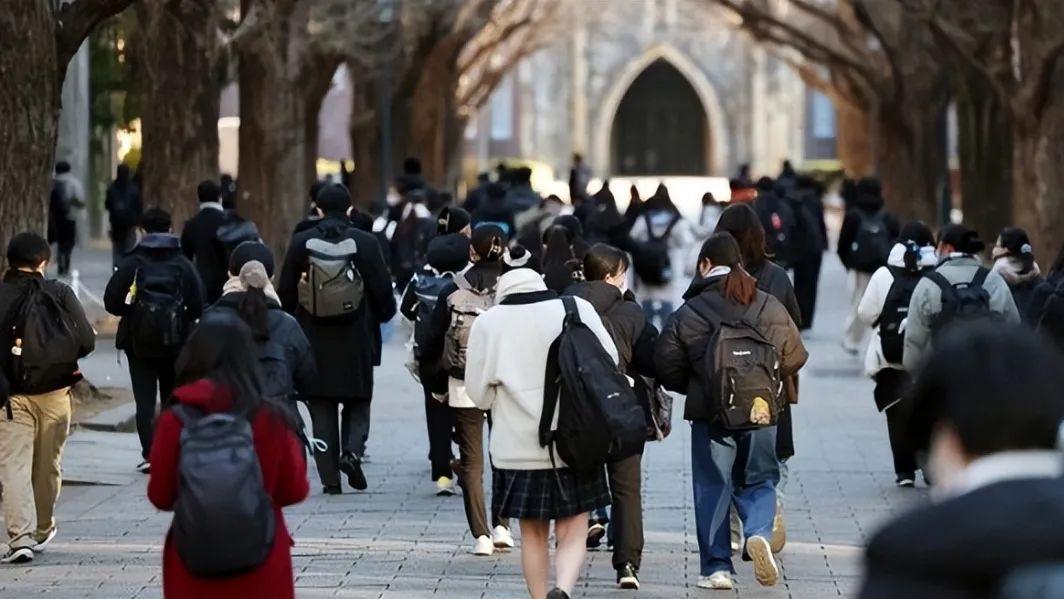 连高考生都下手，日本电车痴汉真是没救了！