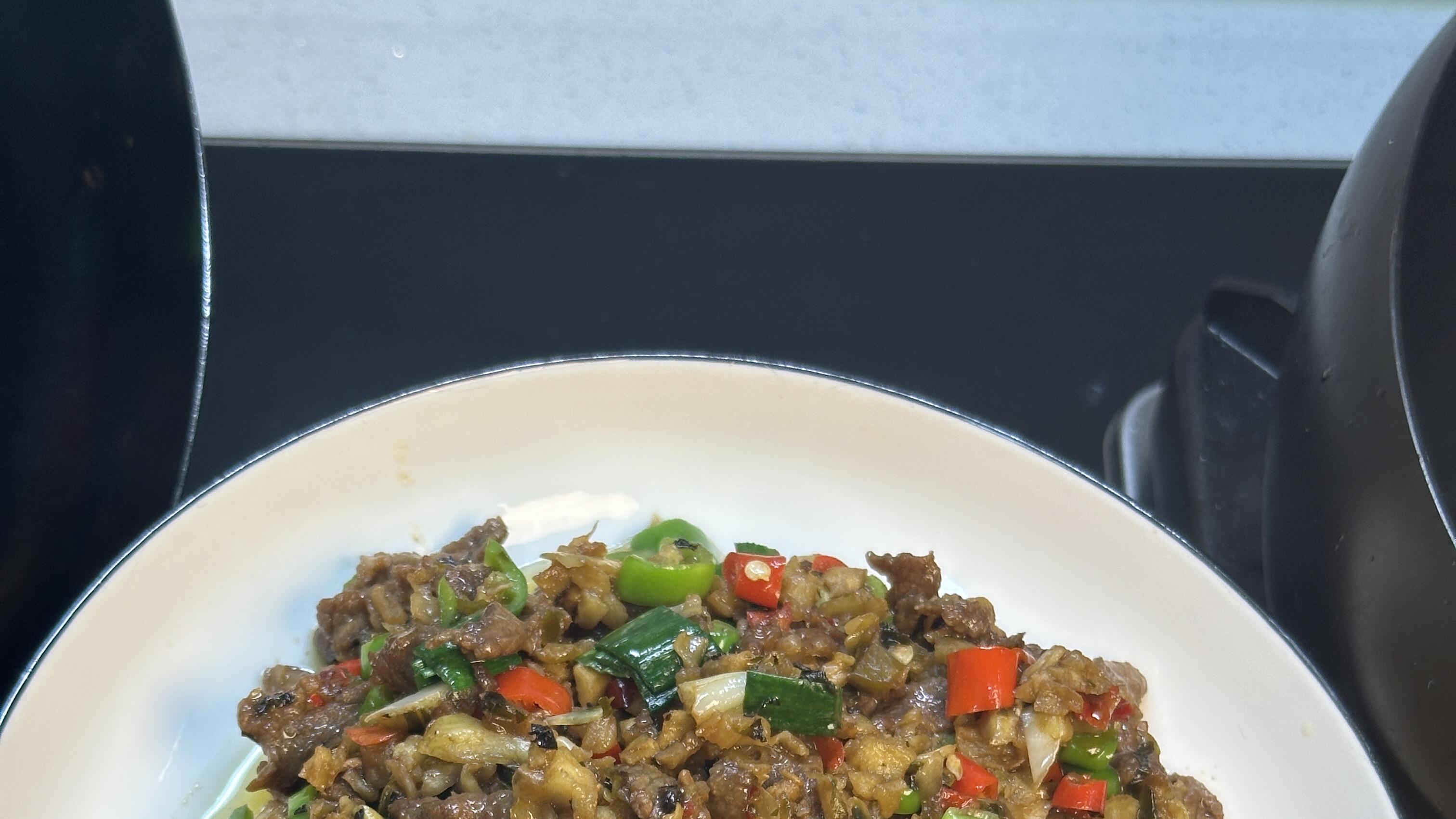 炒牛肉总怕老？试试让酸菜先下锅铺个底吧。