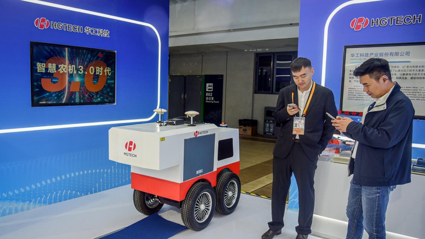 武汉机器人“天团”亮相进博会，澳大利亚客商现场“求引进”