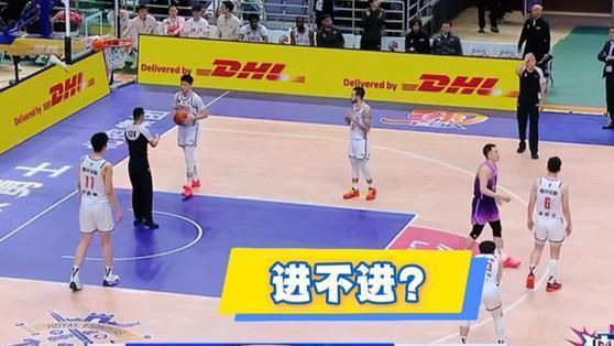 2.8秒，张帆故意罚球不进，吴前发球成输球最大罪人