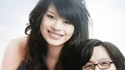 20岁小苹果疑恋爱，父亲汪峰母亲葛荟婕都在恋爱，网友劝她谨慎