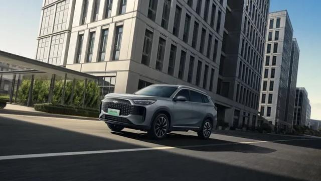 风云T8超长续航电混SUV，2000公里续航里程，5+2座宽敞空间设计