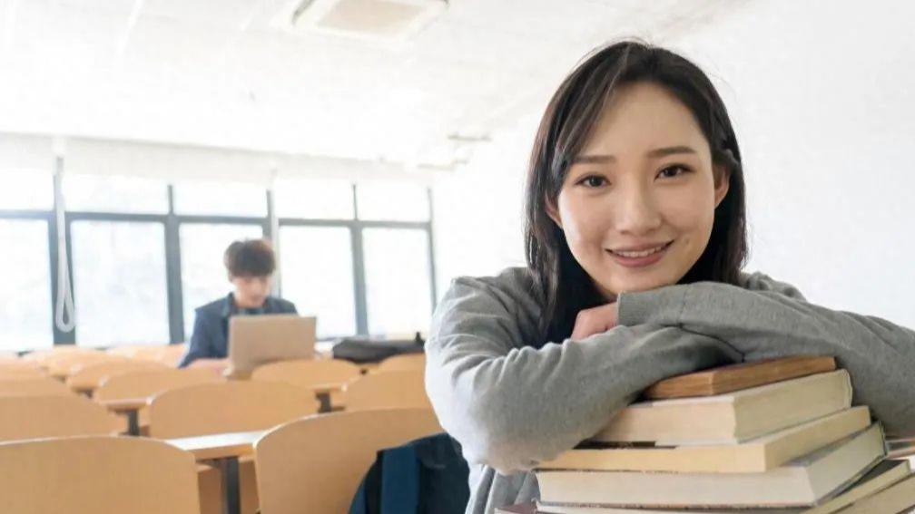 老公的侄女在我家吃住三年，高考结束搬走那天，她让我打开抽屉锁