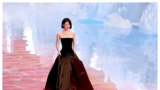 尴尬！星光大赏林更新大大方方走向赵丽颖，颖宝前夫冯绍峰显落寞