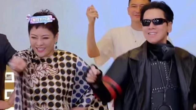 穿裙子化“烟熏妆”，如今又出演“生子”角色，向佐究竟怎么了？