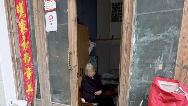 温州街边惊现：大妈抢夺残疾老人纸皮，推倒老人后想溜，咋这样？