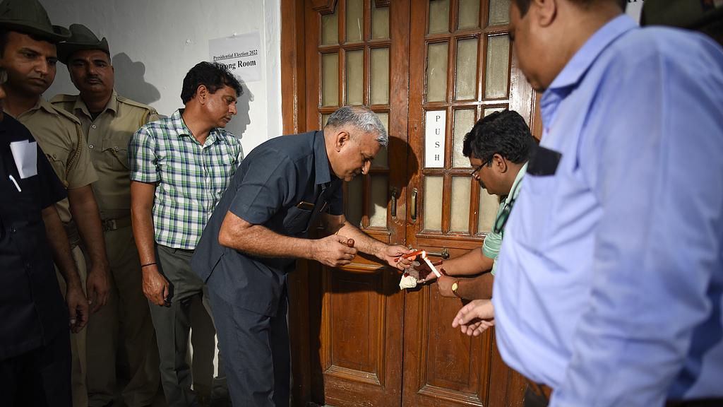 老宅翻修时发现的密室，里面东西让全家人哑口无言