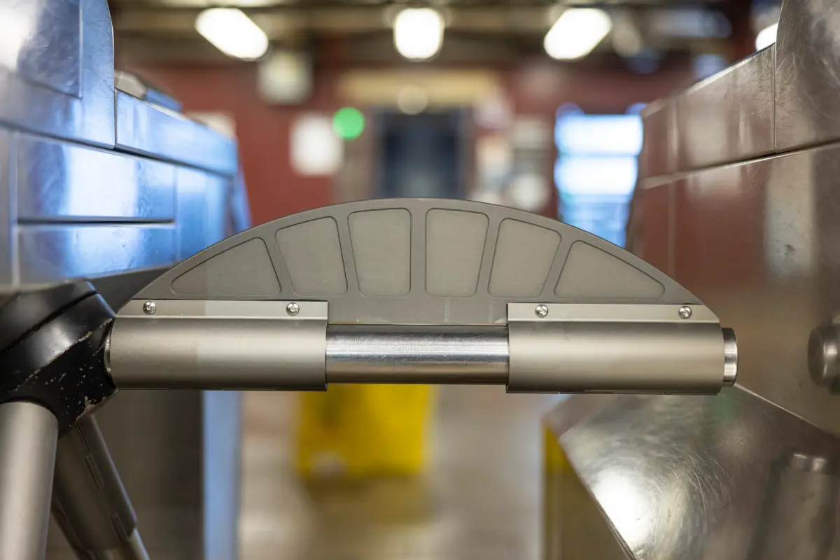 纽约地铁“防逃票神器”成摆设？乘客吐槽：纯浪费钱！