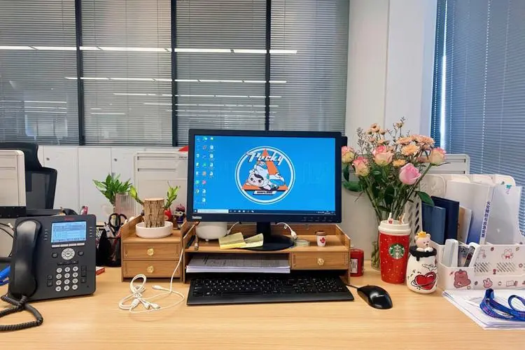 周末看到领导连打2个电话，我故意没接，不一会儿老婆电话打了过来，说领导很生气，让我赶紧去解释下