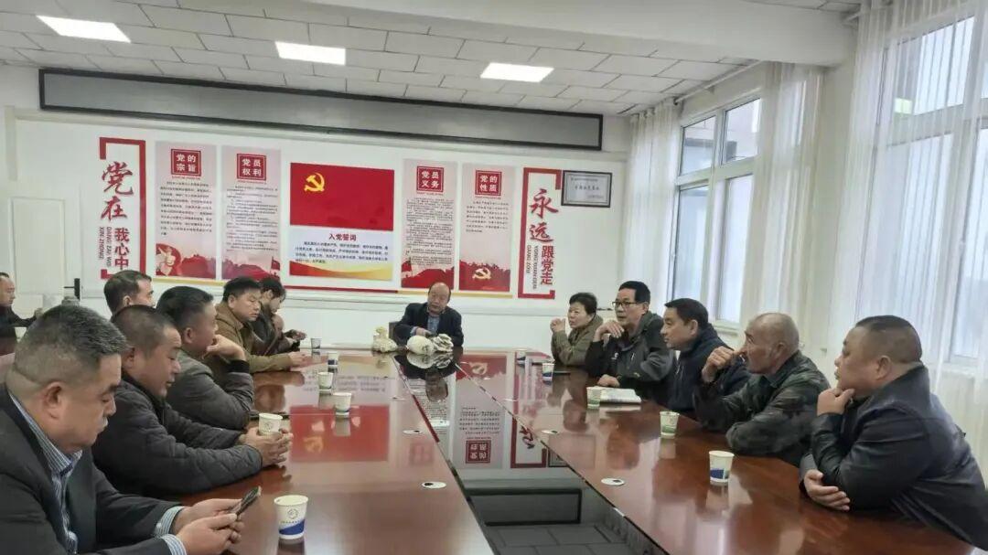 蘑菇大王丁伦保在明光市金桥湾农业集团公司指导食用菌栽培技术