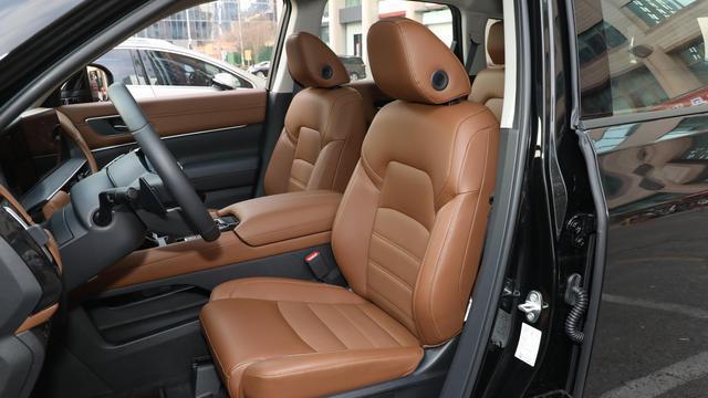 后备厢最大进深2100mm，20T+9AT，67座可选，日产探陆了解一下