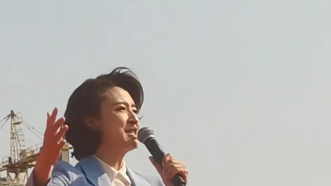 张蕾河北公益演出，盛况空前，背后故事令人感动