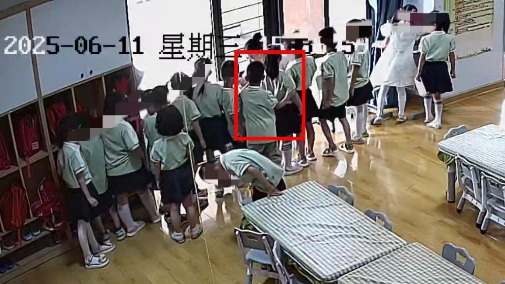 山西一男童在幼儿园被铅笔扎伤右眼 事发3小时园方未送医