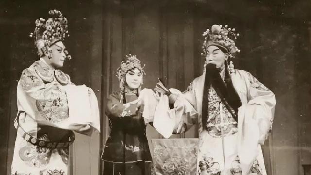 马步青在戏院听戏，看上一位貌美如花的妇人，花7000大洋夺爱成功