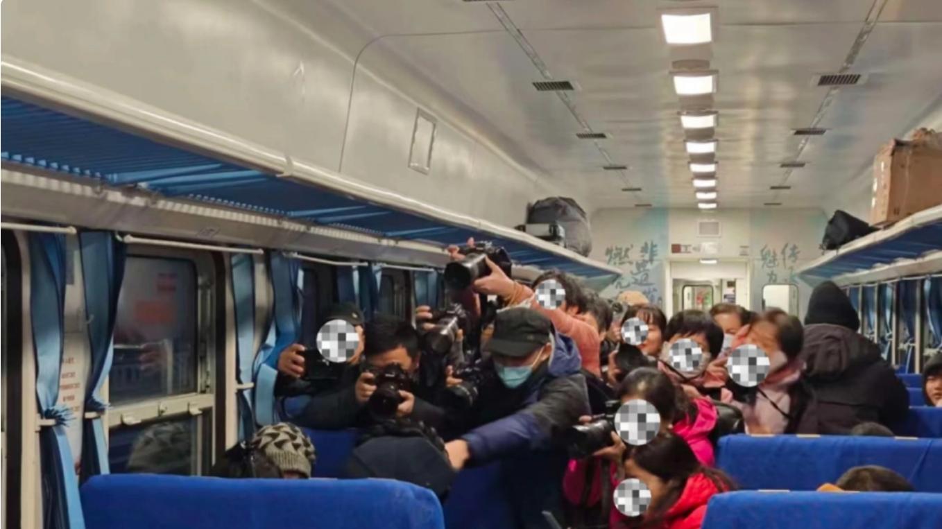 游客“围堵式”拍摄引争议，凉山公益列车上的尊重困境