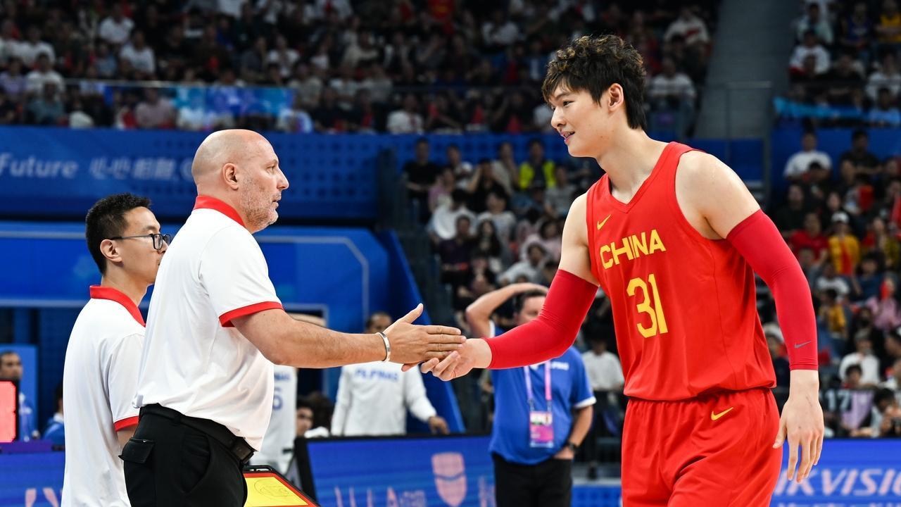 王哲林：从 MVP 到 "网暴靶心"，害怕跟球迷接触，很多人拍照就为了骂他