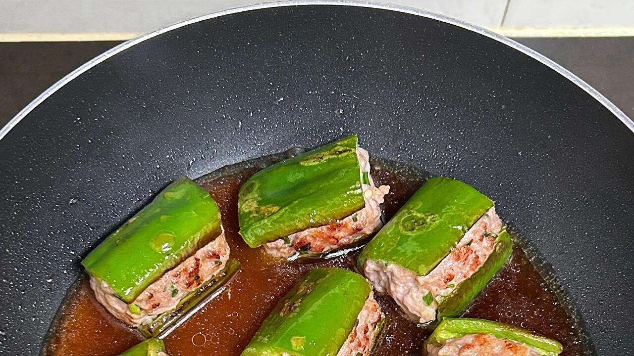 这青椒一咬就爆汁？肉馅的香气早已悄悄渗入其中。