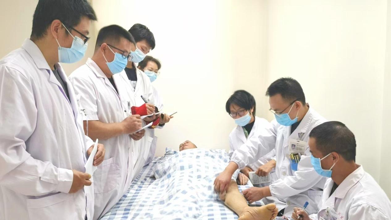 仁心妙术驱病痛，康复引路启新生