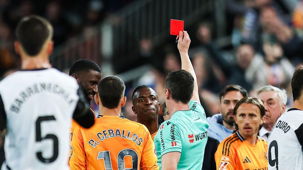 2：1！熊皇红牌，贝林点球不进+绝杀，皇马不惧裁判抢戏，登顶西甲